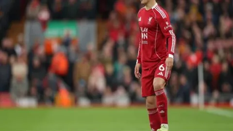 佩德里担纲球队中坚，弗里克澄清拉菲尼亚转会流言